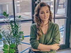 До осени не ждите: Чехова объяснила, почему не спешит возвращаться в Россию