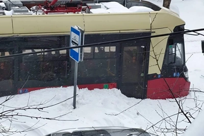 Трамвай сошел с рельсов в Нижнем Новгороде из-за снега