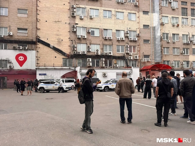 Вход в здание оцепили силовики | Источник: Кристина Геворкян / MSK1.RU