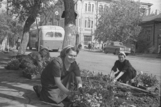 А эти красотки убрали волосы под косынки и пошли сажать цветы на Самарской. 1955 год | Источник: фотофонд Самарского областного государственного архива социально-политической истории