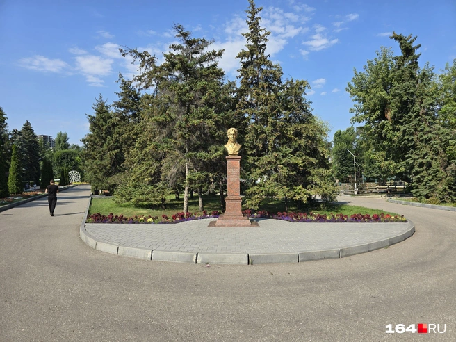 Это памятник основателю горпарка, губернатору Саратовской области Алексею Панчулидзеву (1808–1826). Чтобы уронить бюст, надо постараться | Источник: Семен Коротов-Майбах / 164.RU