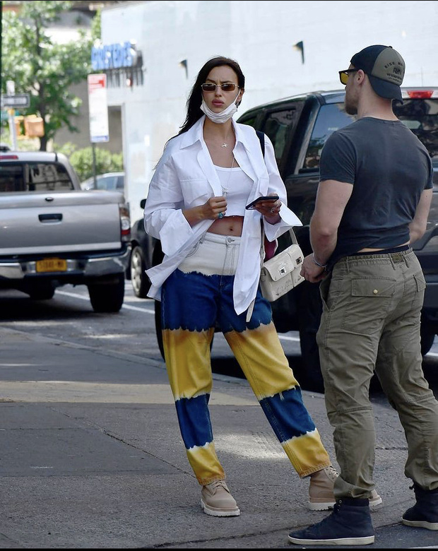 Фото №2 - Не только классика: Ирина Шейк показала, какие джинсы покупать этим летом