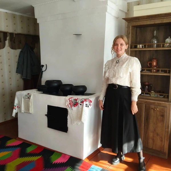 Здесь можно посмотреть на печь и ее принадлежности: ухваты, горшки | Источник: Управление культуры Курганской области