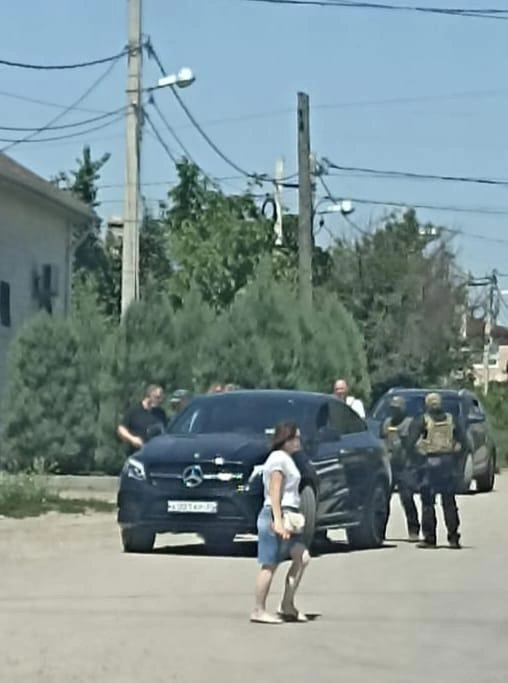 Автомобиль был припаркован, предположительно, у дома депутата | Источник: читатель V1.RU
