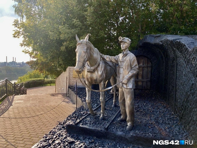 В Кемерове память о тяжелом труде человека и животного увековечена в скульптуре «Коногон», которая находится в музее-заповеднике «Красная горка» | Источник: Елизавета Богатырева / NGS42.RU 
