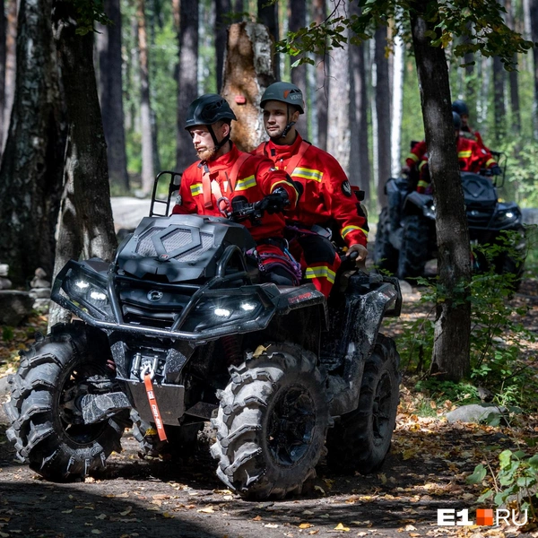 По лесу сотрудники перемещаются на квадроциклах | Источник: Владислав Лоншаков / E1.RU