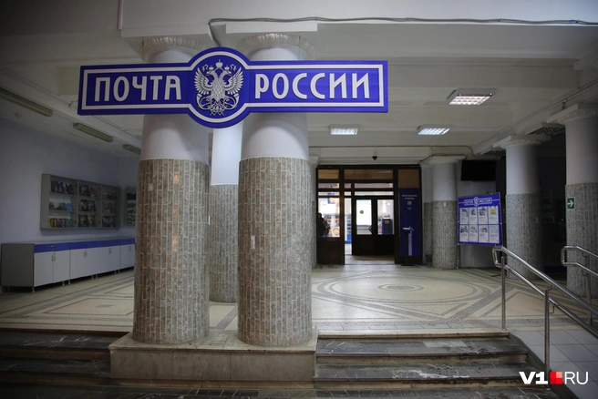 Яркая вывеска «Почта России» кажется чуждой на классике колонн зала | Источник: Константин Завриков / V1.RU