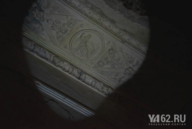 Лепнина на пололке в комнате усадьбы в Стенькине