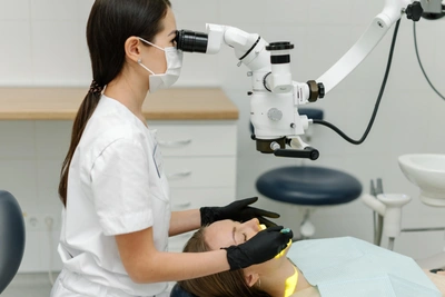Chelyabinsk Clinic Introduces Dual-View Dental Microscope
