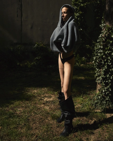 Свитер, Mossi; cапоги, Sportmax.