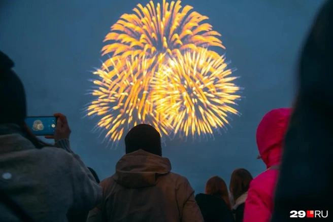 Таким увидели салют 9 мая 2025 года | Источник: Иван Митюшёв / 29.RU