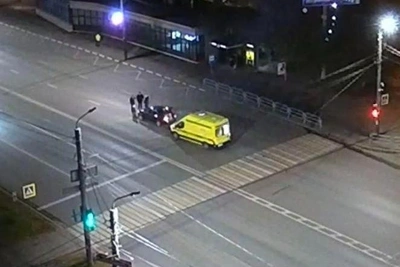 В Челябинске самокатчик попал под колеса на красный