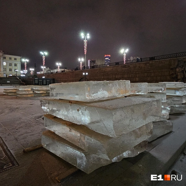 …Хаотично разбросанных на Плотинке | Источник: Даниил Румянцев / E1.RU