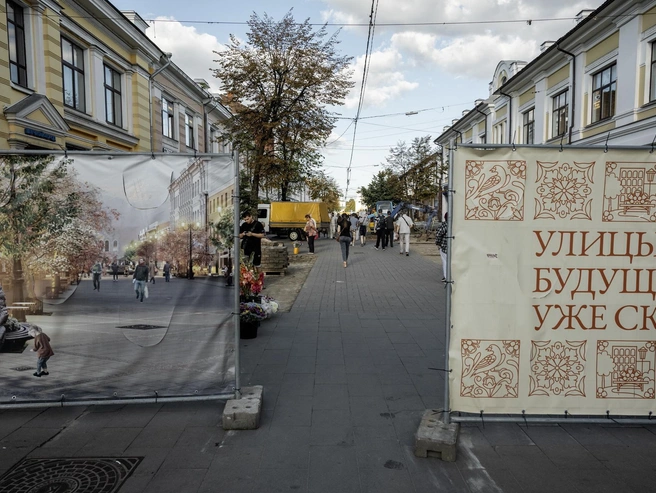 В начале улицы установили стенды с информацией о благоустройстве | Источник: Александр Куренной / 76.RU
