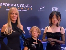 Ведьмы во плоти! Глюк’оZа с дочками появились на премьере фильма в эмо-образах