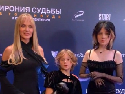 Ведьмы во плоти! Глюк’оZа с дочками появились на премьере фильма в эмо-образах