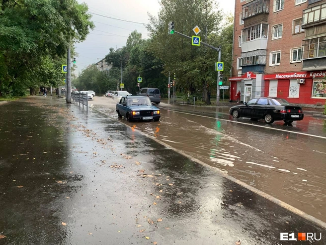Источник: Машины буквально плыли по воде