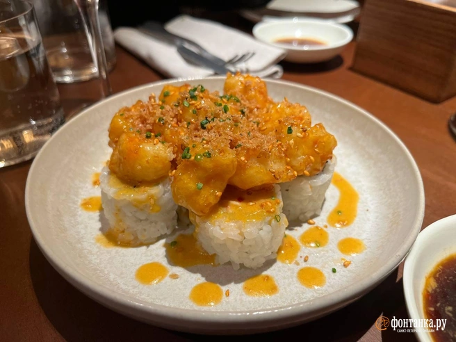 Ролл со спайси крабом и хрустящей креветкой | Источник: Дмитрий Грозный / «Фонтанка.ру»