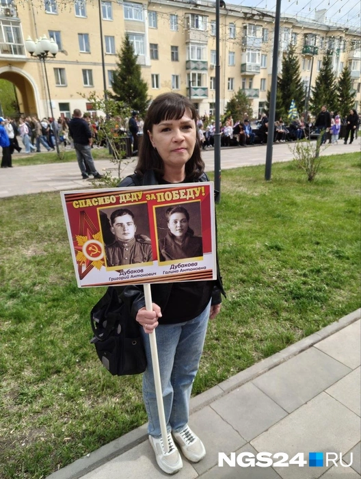 Наталья Лушкова рядом с фотопортретами родственников | Источник: Геннадий Денисов / NGS24.RU