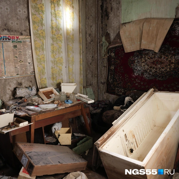 Если всматриваться в груду хлама, можно заметить интересные детали: карту рыболова, оставленные снасти. Наверное, в некоторых ведрах когда-то плескался улов | Источник: Евгений Софийчук / NGS55.RU