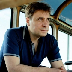 Евгений Цыганов и его старшая дочь Полина повторили семейное фото 20-летней давности