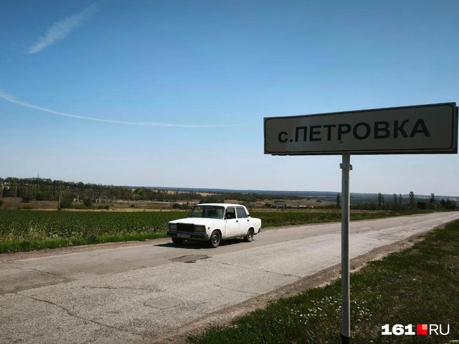 На подъездах Петровки. Слева в отдалении чернеет свалка металла | Источник: Григорий Ермаков / 161.RU