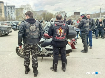 Байкеры дружат клубами из разных городов и часто ездят друг к другу | Источник: Кристина Мельникова / YA62.RU