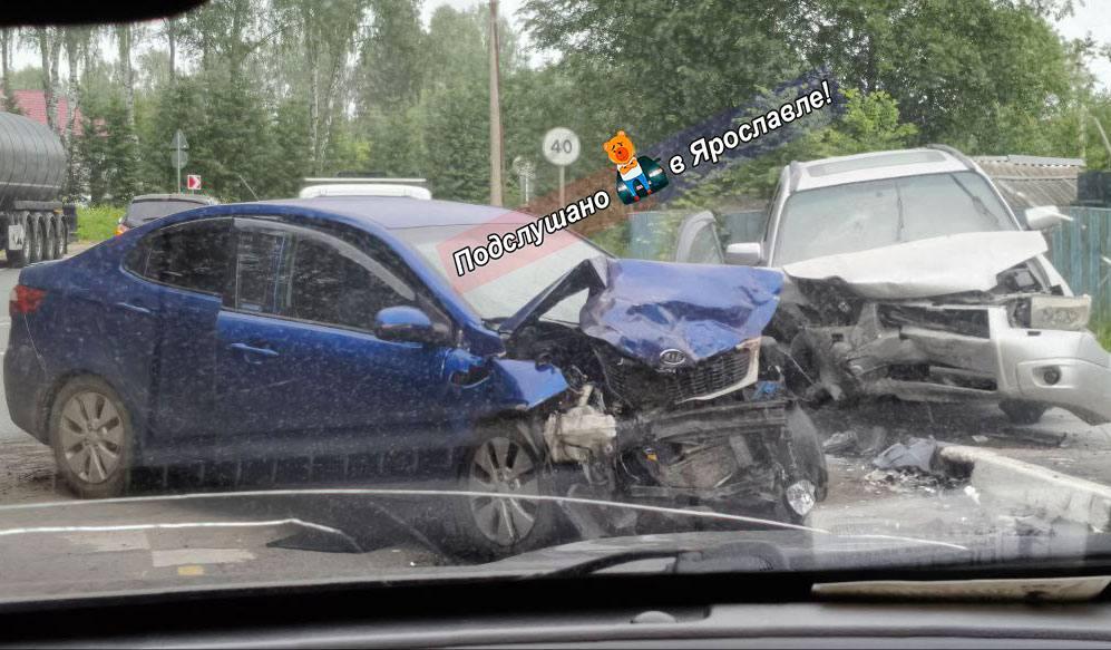 В жестком ДТП под Ярославлем пострадали три человека. Видео