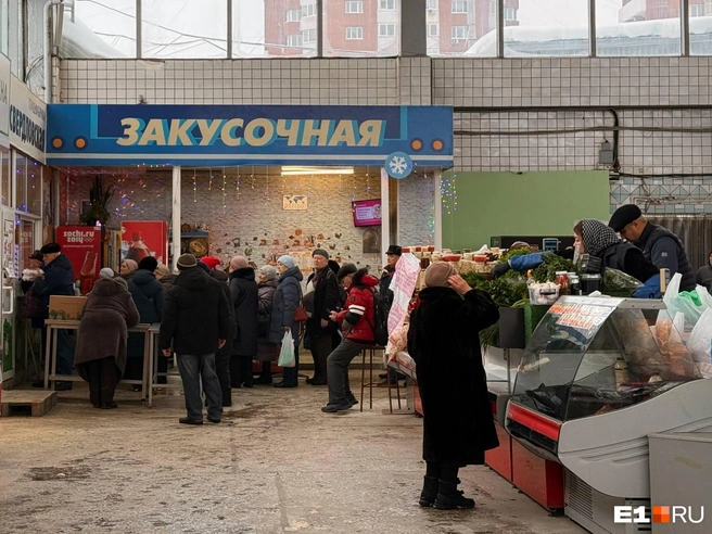 Час пик на рынке — утреннее время | Источник: Дарья Костомина / E1.RU