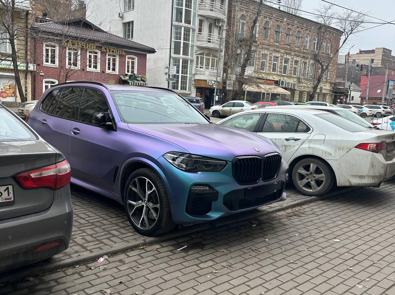 Пурпурный внедорожник. Кто катается по Ростову на ярком BMW-хамелеоне