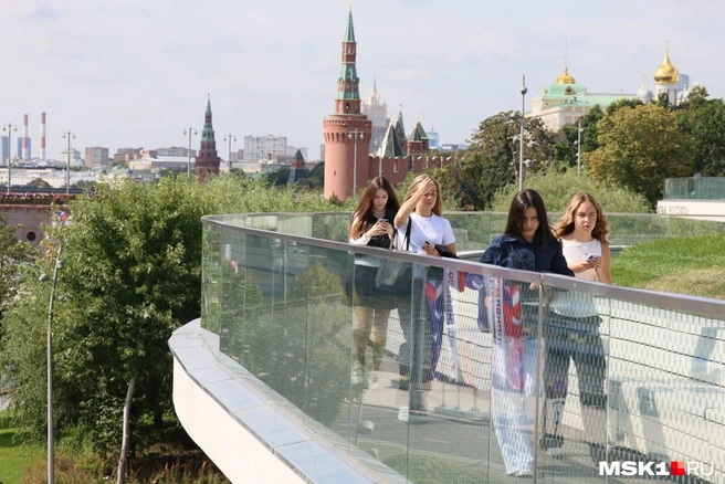 Подростки наслаждаются теплым днем | Источник: Артем Устюжанин / MSK1.RU