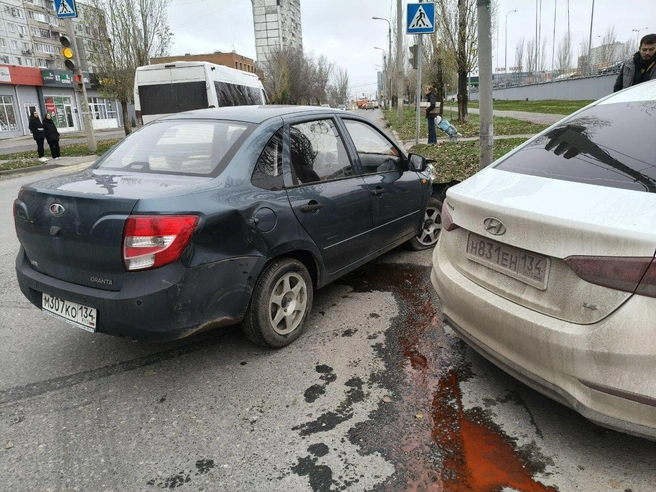 В результате аварии пострадали только транспортные средства | Источник: читатель V1.RU