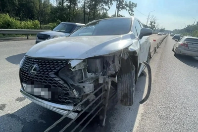 В Уфе Lexus сел на отбойник после столкновения с Lada Granta