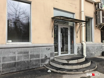 Помещение на Героев Хасана, 5 выглядит таким пустым, будто здесь давно никого не было. Но фото нашего читателя говорят об обратном | Источник: Василина Любимова / 59.RU