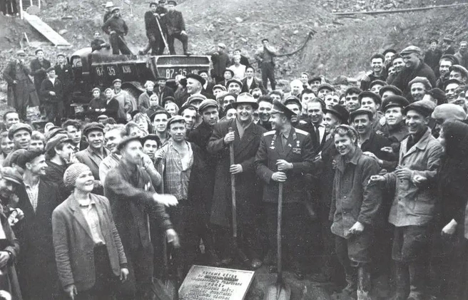 25 сентября 1963 года. Юрий Гагарин с лопатой среди гидростроителей — укладка первого бетона в станционную часть плотины | Источник: museumgagarin.ru
