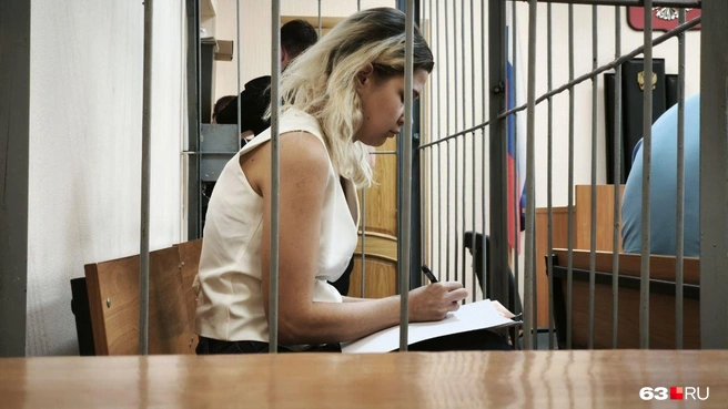 В перерыве и после заседания Екатерине Тарховой дали время на заполнение документов | Источник: Илья Овсянников / 63.RU 