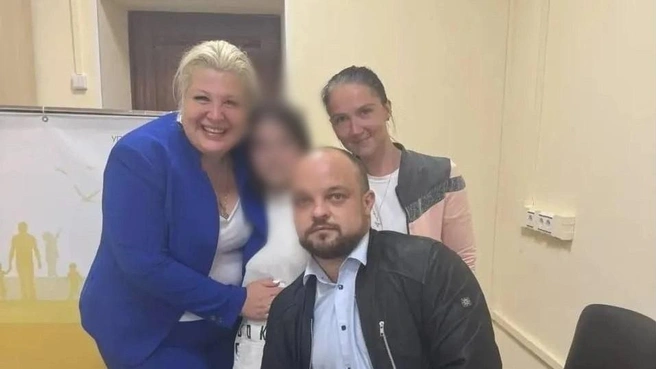 С воссоединившейся семьей сфотографировалась Мария Барышева, замглавы Серпухова (в синем костюме) | Источник: Мой Серпухов / MAX