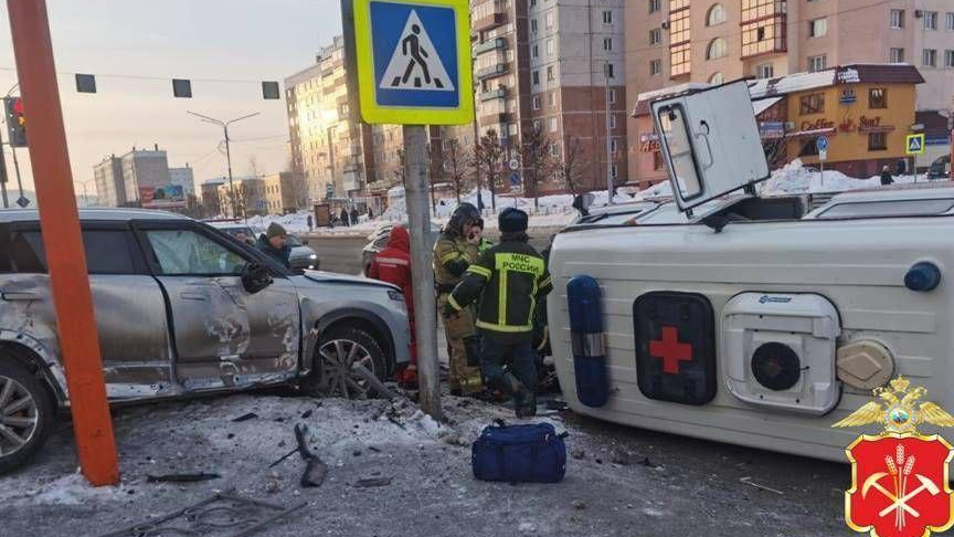 Пострадали медики и пациент: в Кузбассе внедорожник протаранил скорую