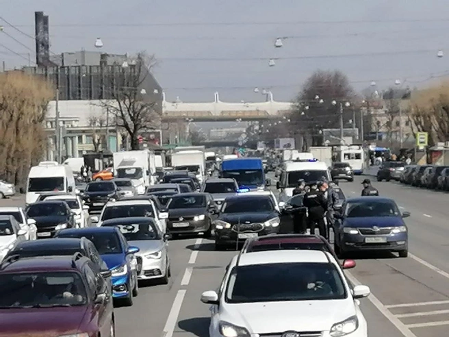 Люксовую машину гнали по Стачек, у водителя нашли чужие паспорта и странный патент (фото, видео) | Источник: «ДТП и ЧП Санкт-Петербург» / vk.com/spb_today
