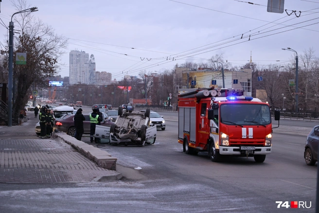 На место ДТП приехали МЧС и спасатели | Источник: Дарья Пона