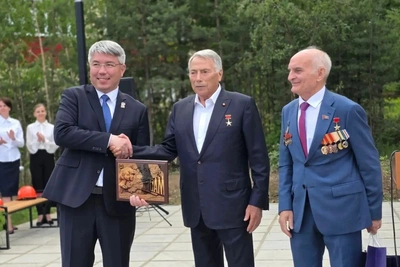В Северобайкальске открыли памятник строителям БАМа