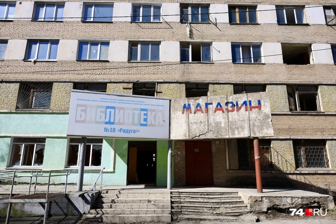 Рядом с этим зданием кажется будто ты оказался где-то в Припяти | Источник: Михаил Шилкин