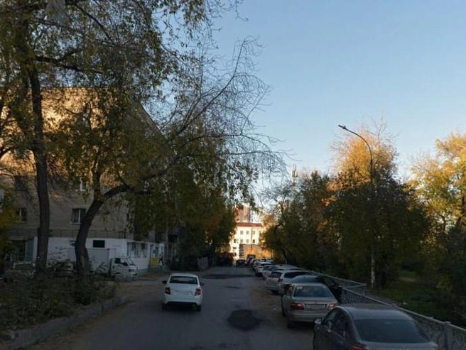 Обычно на этом участке припарковано много машин | Источник: «Яндекс Карты»