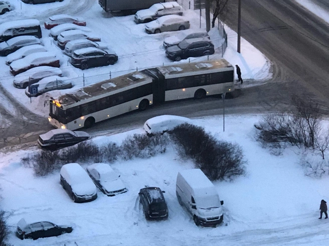 Автобус застрял на Комендантском при заезде на кольцо | Источник: ДТП и ЧП | Санкт-Петербург | Питер Онлайн | СПб