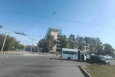 Маршрутка и иномарка столкнулись в Иркутске, пятеро пострадали