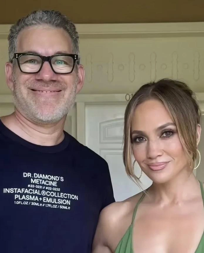 Артистке пришлось обращаться к пластическому хирургу | Источник: jlo / Instagram.com (экстремистская организация, деятельность запрещена на территории РФ)