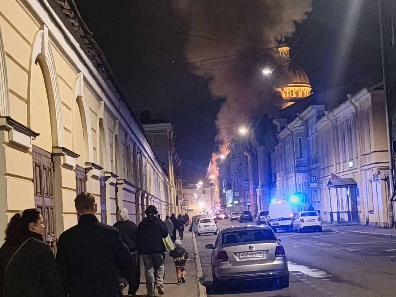 Жуткий пожар охватил историческое здание в Санкт-Петербурге, оно горит целиком — кадры