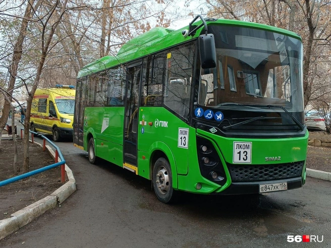 Автобус для погорельцев — там можно согреться | Источник: Владислав Митрошин / 56.RU