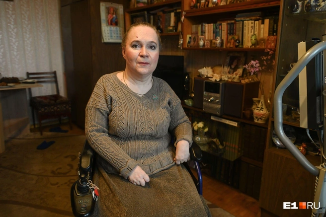 Несмотря на диагноз, Елена больше 30 лет работает на кафедре русского языка в УрФУ | Источник: Дмитрий Емельянов / E1.RU
