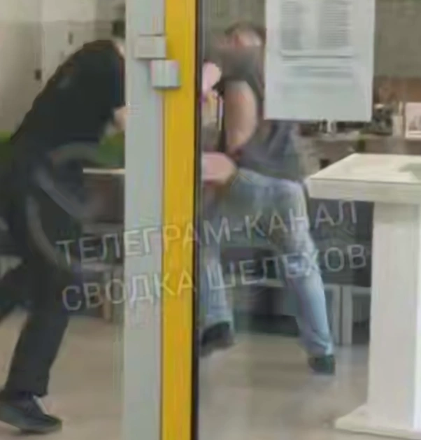 Помахали кулаками и разошлись. Двое мужчин учинили драку в отделении банка в Шелехове | Источник: «Сводка Шелехов» / Telegram